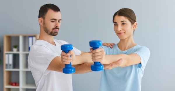 אוסטיאופת מתקן אישה מטופלת